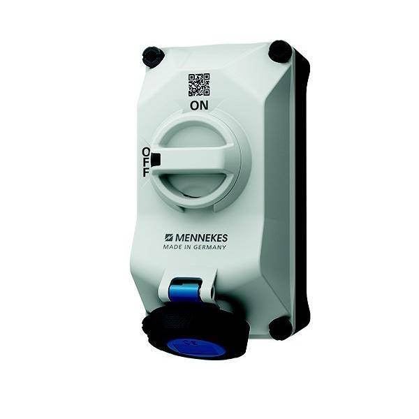 Ein robuster weißer Elektroschalter mit 'EIN'- und 'AUS'-Beschriftung, von Mennekes designed, verfügt über eine blaue Steckdosenbasis; mit der Markierung 'MADE IN GERMANY'.
