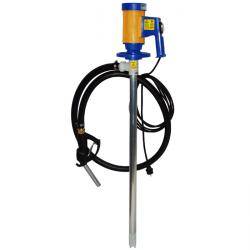 Eine blau-orange Pumpe mit einem langen Metallrohr und angebrachtem schwarzem Schlauch, die zum Umfüllen von Flüssigkeiten verwendet wird.