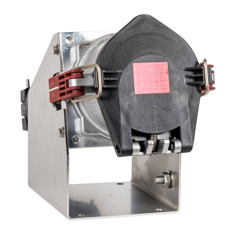 Eine Metallbaugruppe mit einer schwarzen Kunststoffkomponente, die eine rote Beschriftung trägt, ist auf einem Halterungsträger montiert. Es scheint sich um ein mechanisches Bauteil oder einen Motor zu handeln.