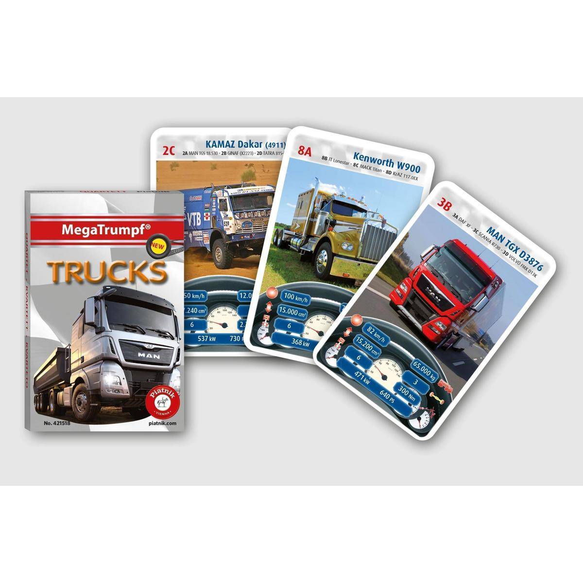 Eine MegaTrumps Trucks Kartenspiel-Box und drei Beispiel-Lastwagen-Karten fächerförmig ausgebreitet, die verschiedene Lastwagen-Modelle und Spielstatistiken zeigen.