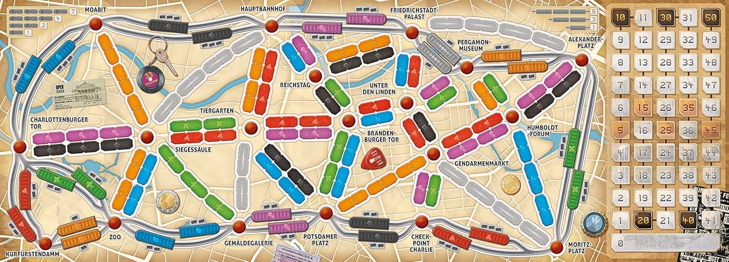 Farbenfrohe Routenplanungs-Brettspielkarte von Berlin mit beschrifteten Bezirken, nummerierten Feldern und mehrfarbigen zugähnlichen Spielfiguren, die Spielerrouten zeigen.