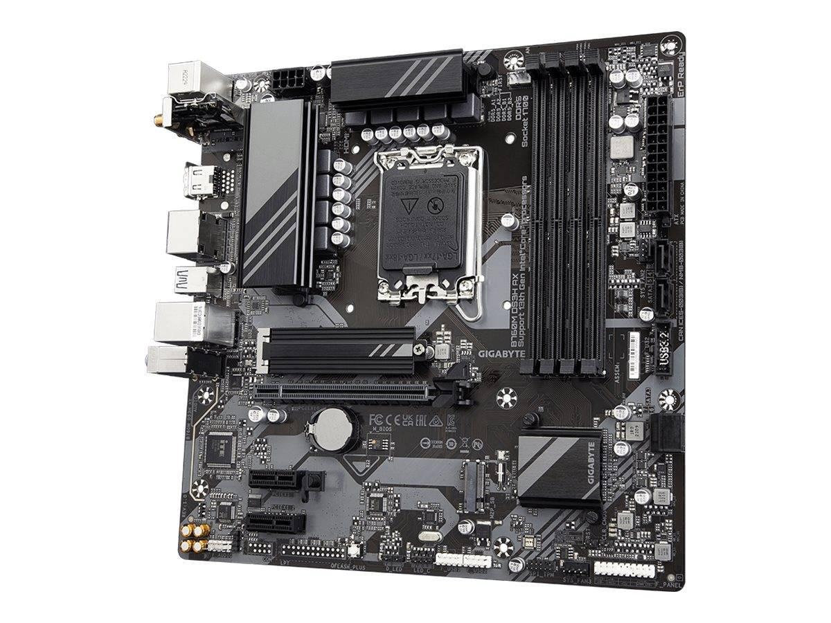 Ein Gigabyte-Computer-Motherboard, das vor einem weißen Hintergrund gezeigt wird, mit sichtbarem CPU-Sockel, RAM-Steckplätzen, Erweiterungssteckplätzen und hinteren E/A-Anschlüssen.