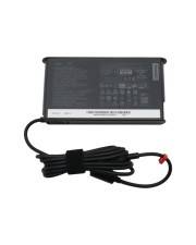 Schwarzer Laptop-Stromadapter mit angeschlossenem Spiralkabel und Stecker auf weißem Hintergrund.