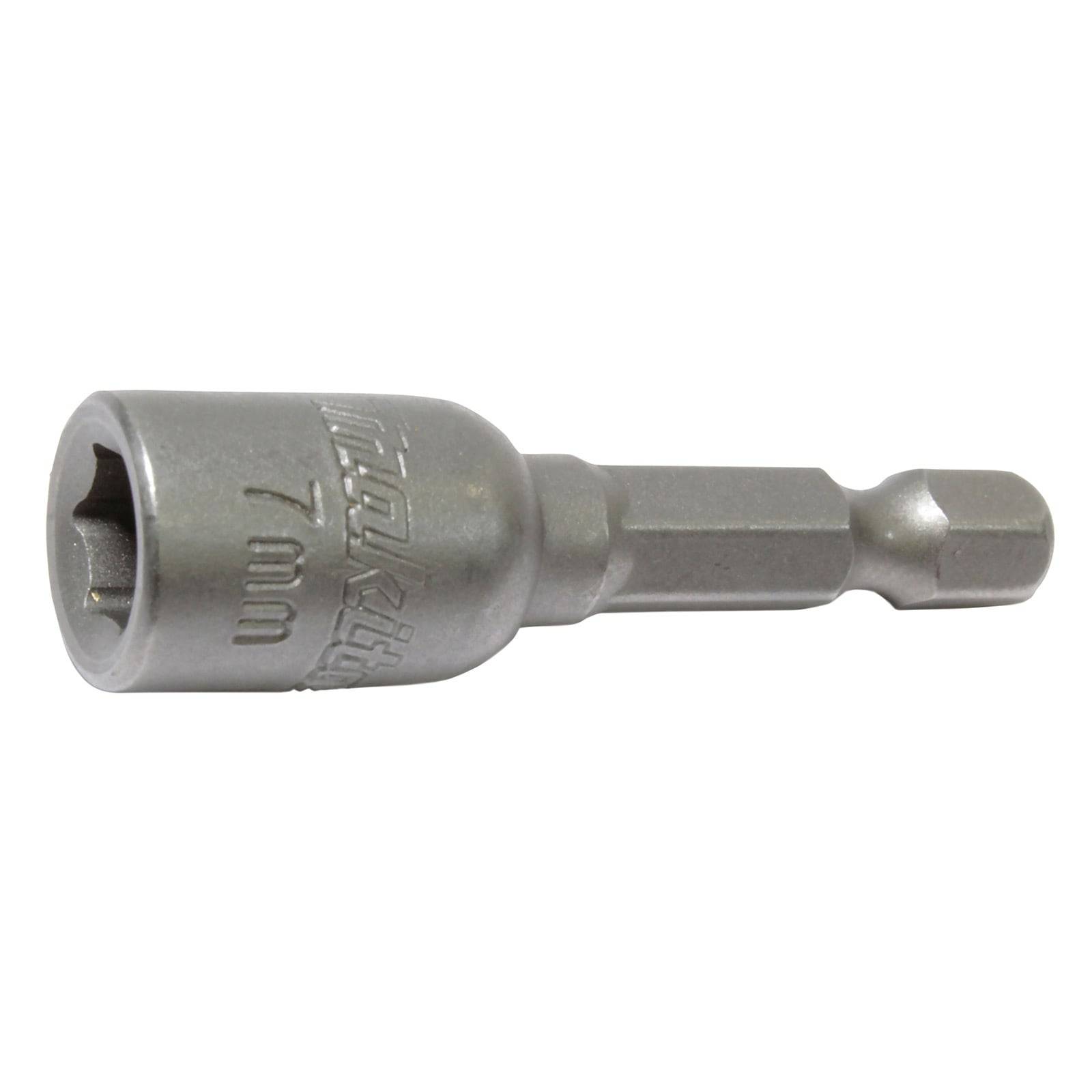 Ein silberner 7-mm-Sechskant-Schraubendreher-Bit mit magnetischer Spitze, für Bohrmaschinen entwickelt, vor einem weißen Hintergrund präsentiert.