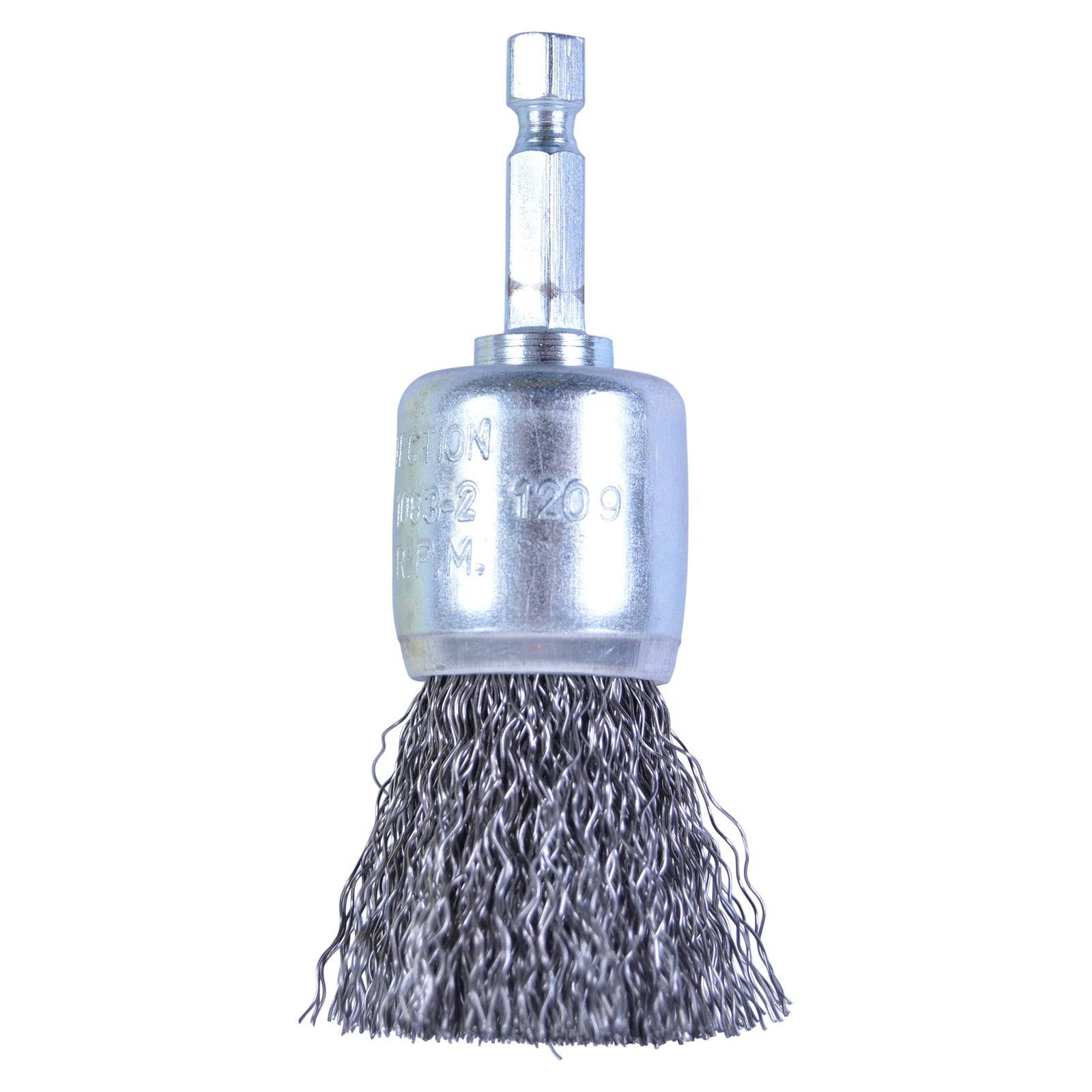 Ein Metalldraht-Tassenbürste mit Sechskantschaft und dicht gepackten Stahlborsten, die zum Reinigen oder Polieren von Oberflächen verwendet wird.