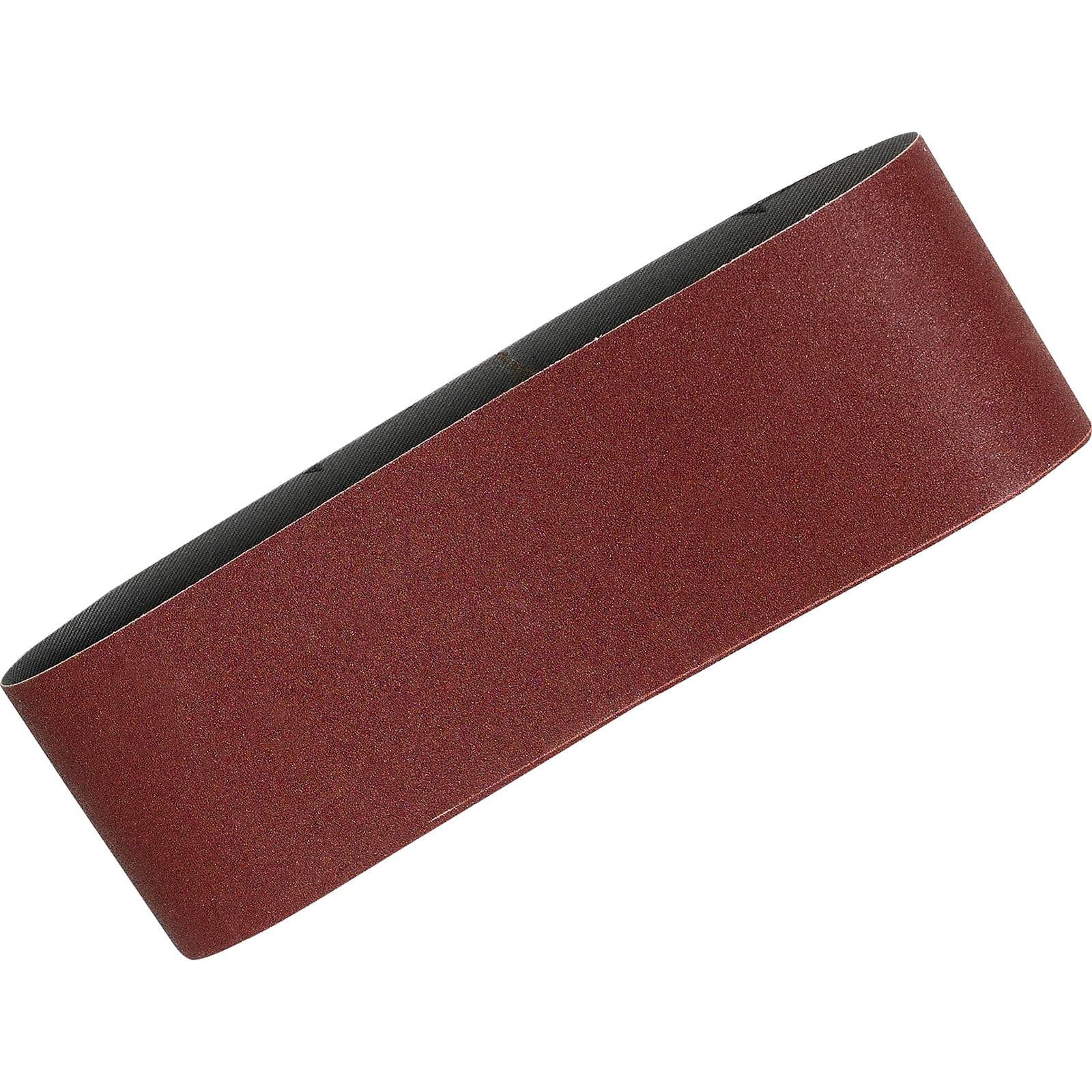 Schleifband aus Schleifpapier in einer bräunlich-roten Farbe, leicht gebogen, um seine Schlaufenform zu zeigen. Verwendet zum Glätten und Finishing von Oberflächen.