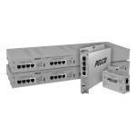 Gestapelte weiße Netzwerk-Switch- und Router-Geräte mit mehreren Ethernet-Anschlüssen, dargestellt vor schwarzem Hintergrund.