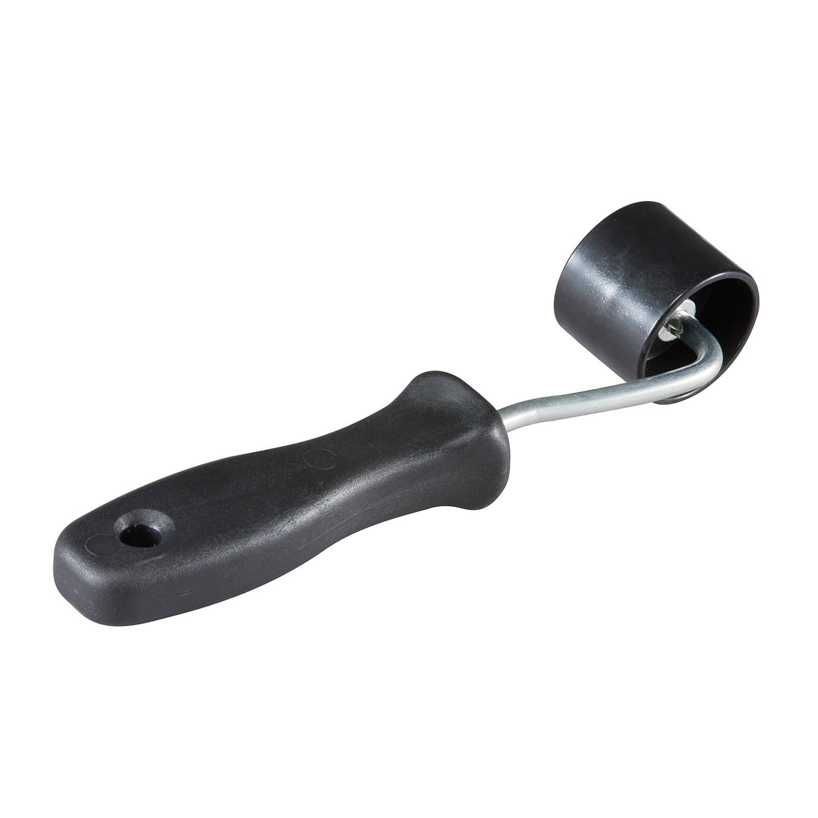 Ein kleiner Handroller mit einem schwarzen Kunststoffgriff und einem Gummirad, der zum Andrücken von Nähten oder Materialien verwendet wird.