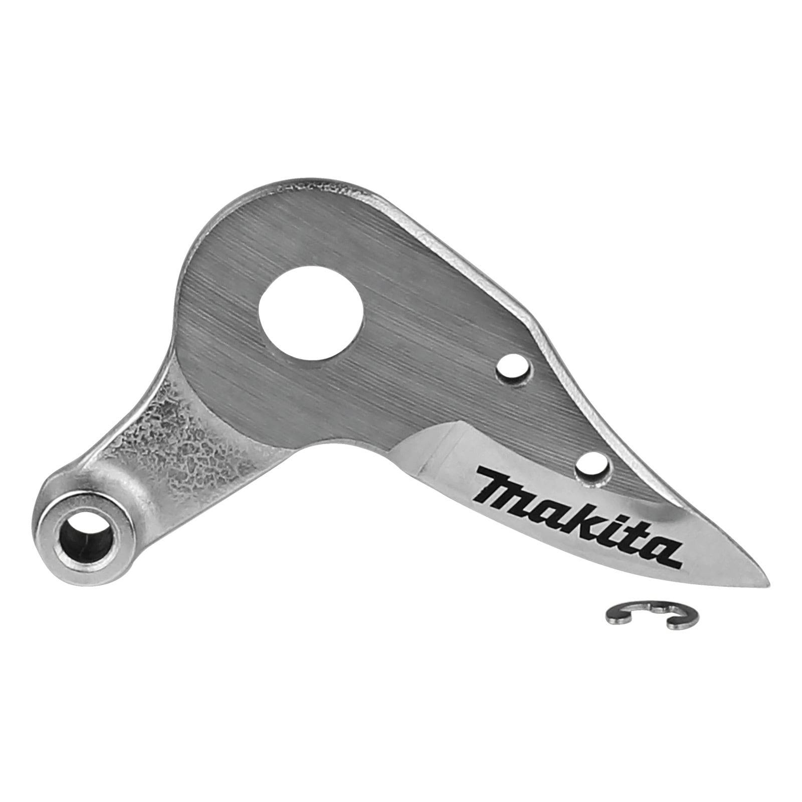 Eine Edelstahl-Schneidklinge mit dem Markennamen Makita, der eingraviert ist, mit einem großen Loch und zwei kleineren Löchern, begleitet von einer kleinen Metallklammer.