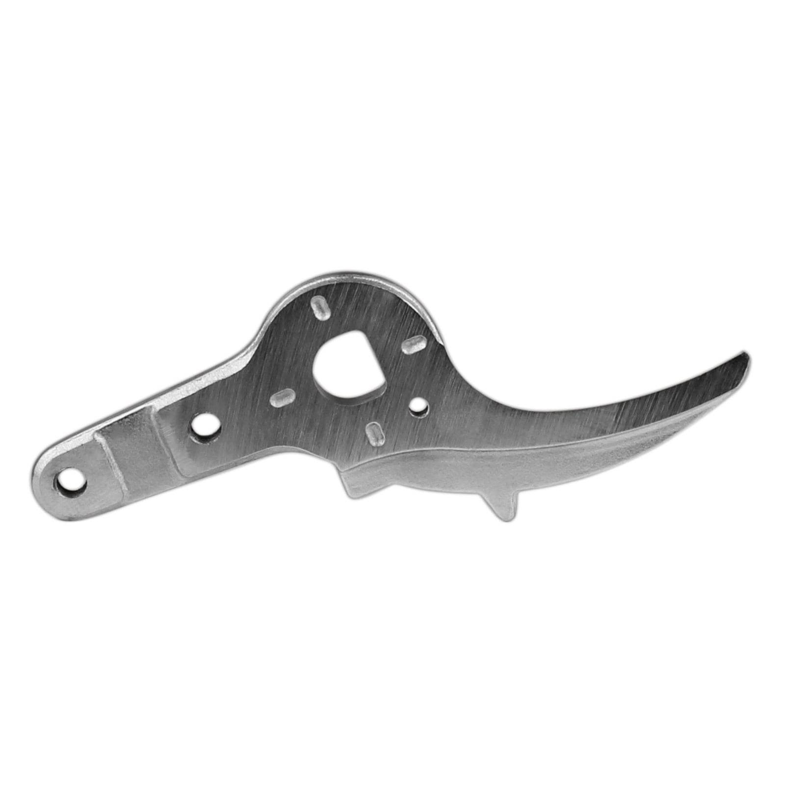 Eine silberne, gebogene, metallische Messerklinge mit einem einzigartigen Design, die mehrere Löcher und eine spitze Spitze an einem Ende aufweist.