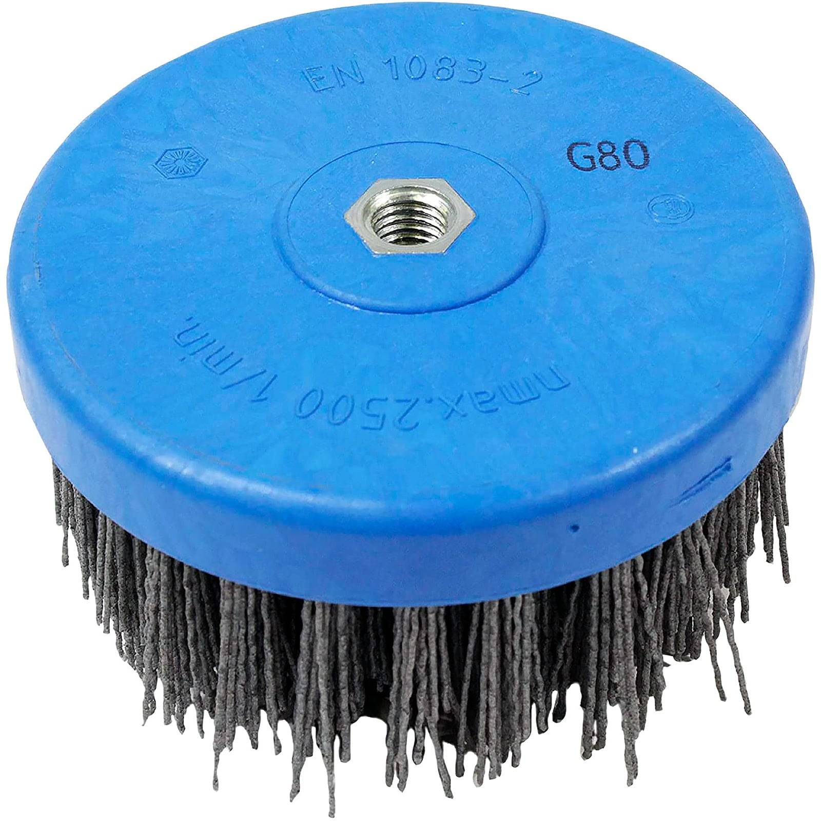 Eine runde Drahtbürste mit einer blauen Kunststoffbasis, gekennzeichnet mit 'EN 1083-2' und 'G80', die zum Reinigen oder Polieren von Oberflächen verwendet wird.