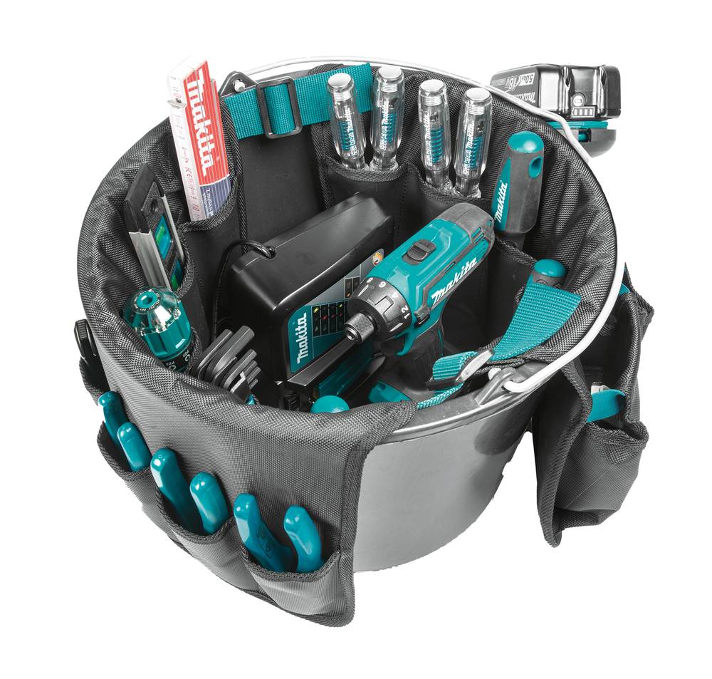 Offene Werkzeugtasche gefüllt mit Makita-Elektrowerkzeugen, Akkus, Bohrern und Handwerkzeugen, die in mehreren Taschen angeordnet sind.
