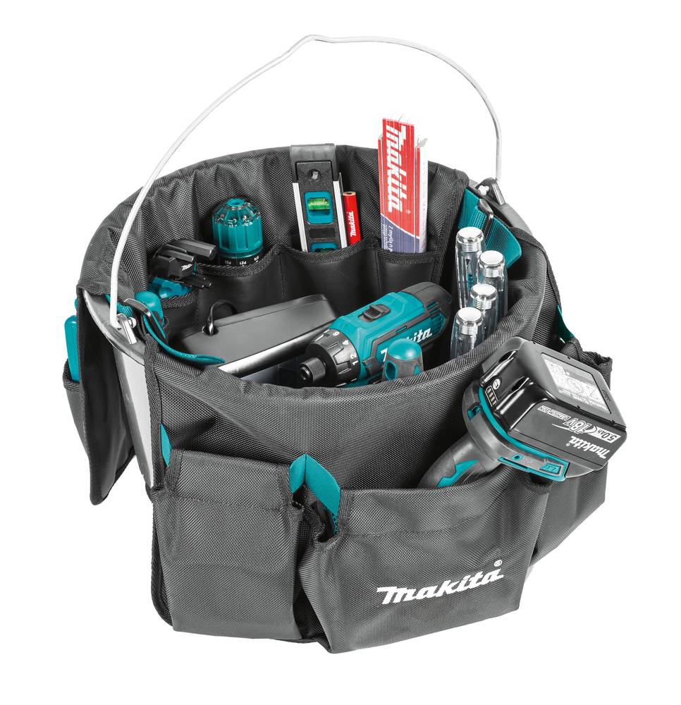 Makita-Werkzeugtasche gefüllt mit kabellosen Werkzeugen, Batterien und Zubehör, dargestellt mit offener Oberseite und Tragegriff.