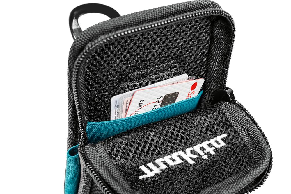 Offene schwarze Netztasche mit türkisem Besatz, die Ausweiskarten hält, auf weißem Hintergrund dargestellt, mit einer vorderen Klappe, auf der ein weißes Logo angezeigt wird.