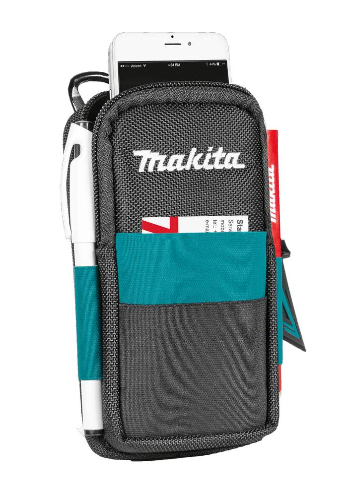 Makita-Werkzeugtasche mit einem Smartphone und Stiften in den vorderen Taschen, dargestellt auf weißem Hintergrund.