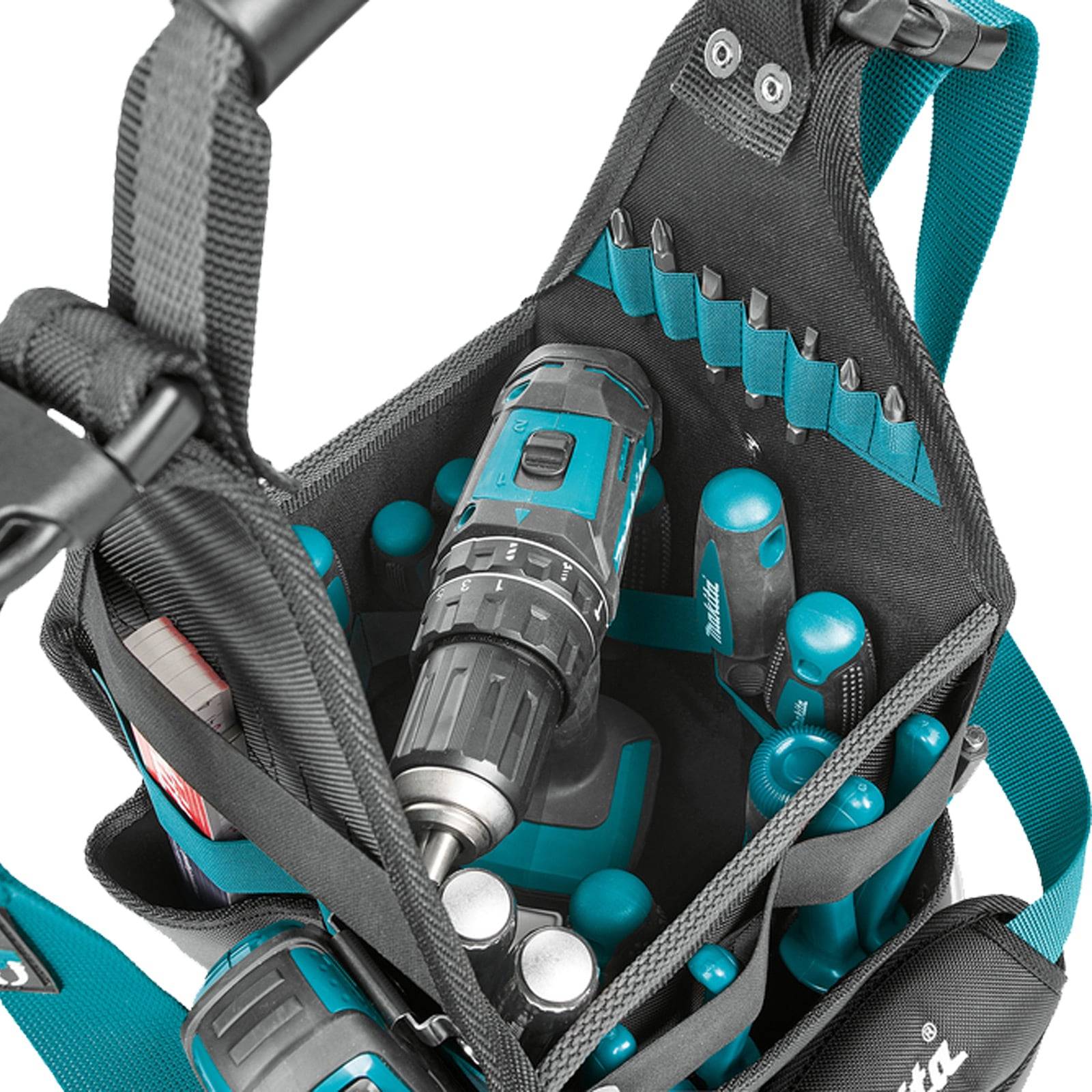 Eine schwarze und türkisfarbene Werkzeugtasche, die verschiedene Elektrowerkzeuge wie Bohrmaschinen und Akkus enthält, in separaten Fächern organisiert.