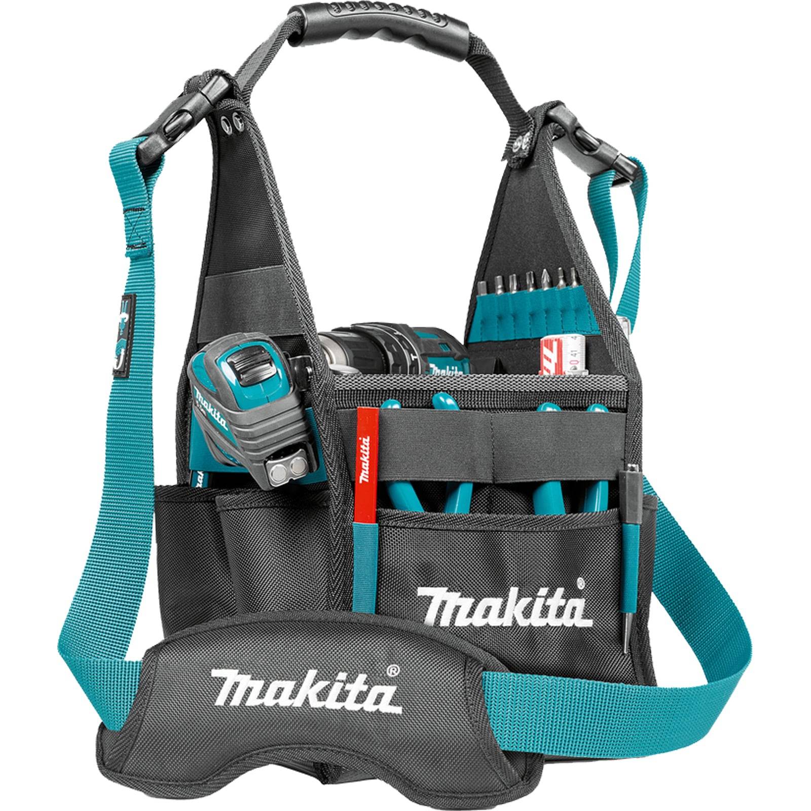 Eine Werkzeugtasche mit Makita-Branding, ausgestattet mit mehreren Fächern zur Aufbewahrung verschiedener Werkzeuge und Zubehörteile, mit verstellbarem Schultergurt.