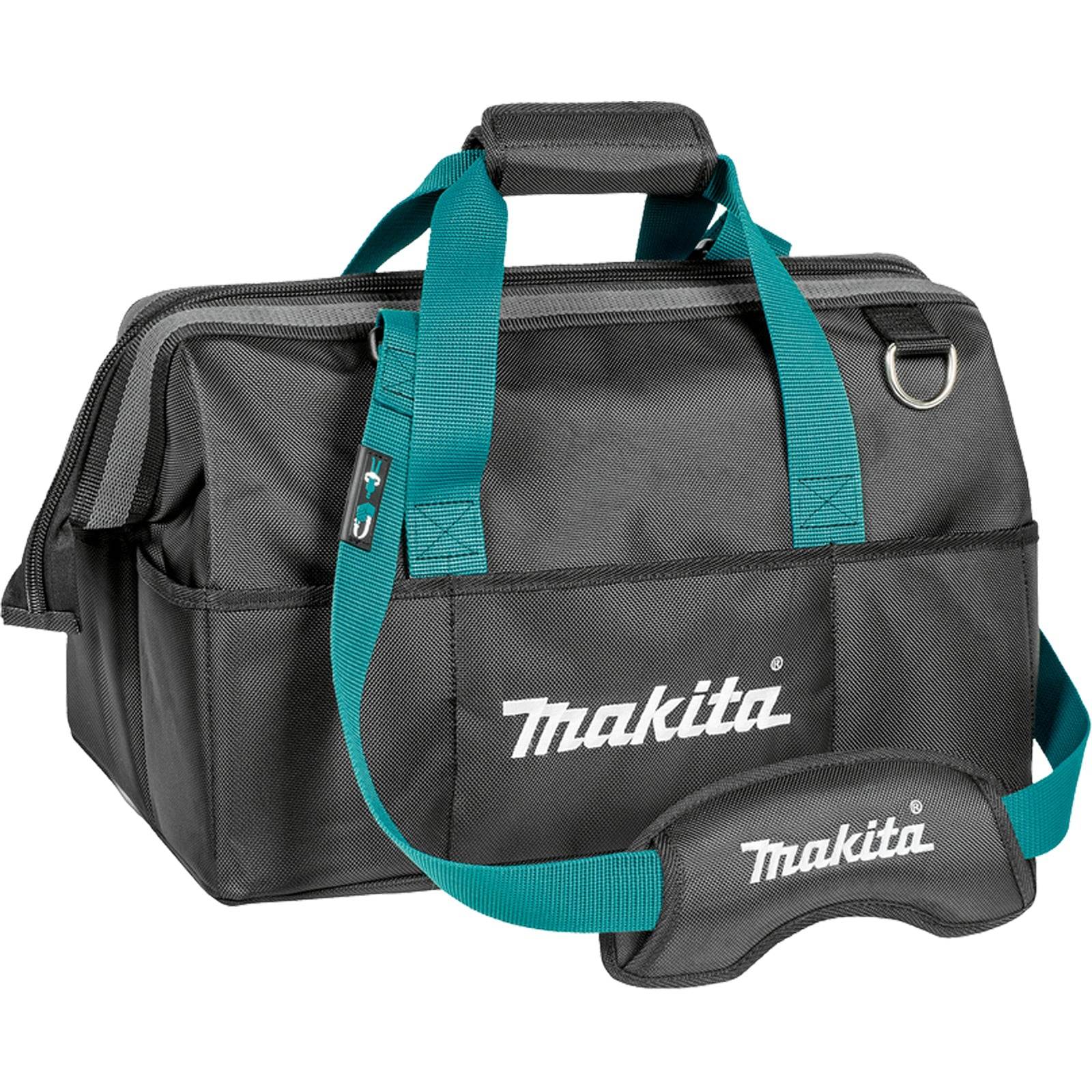 Schwarze Makita-Werkzeugtasche mit türkisfarbenen Griffen, Vordertasche und abnehmbarem Schulterkissen auf weißem Hintergrund.