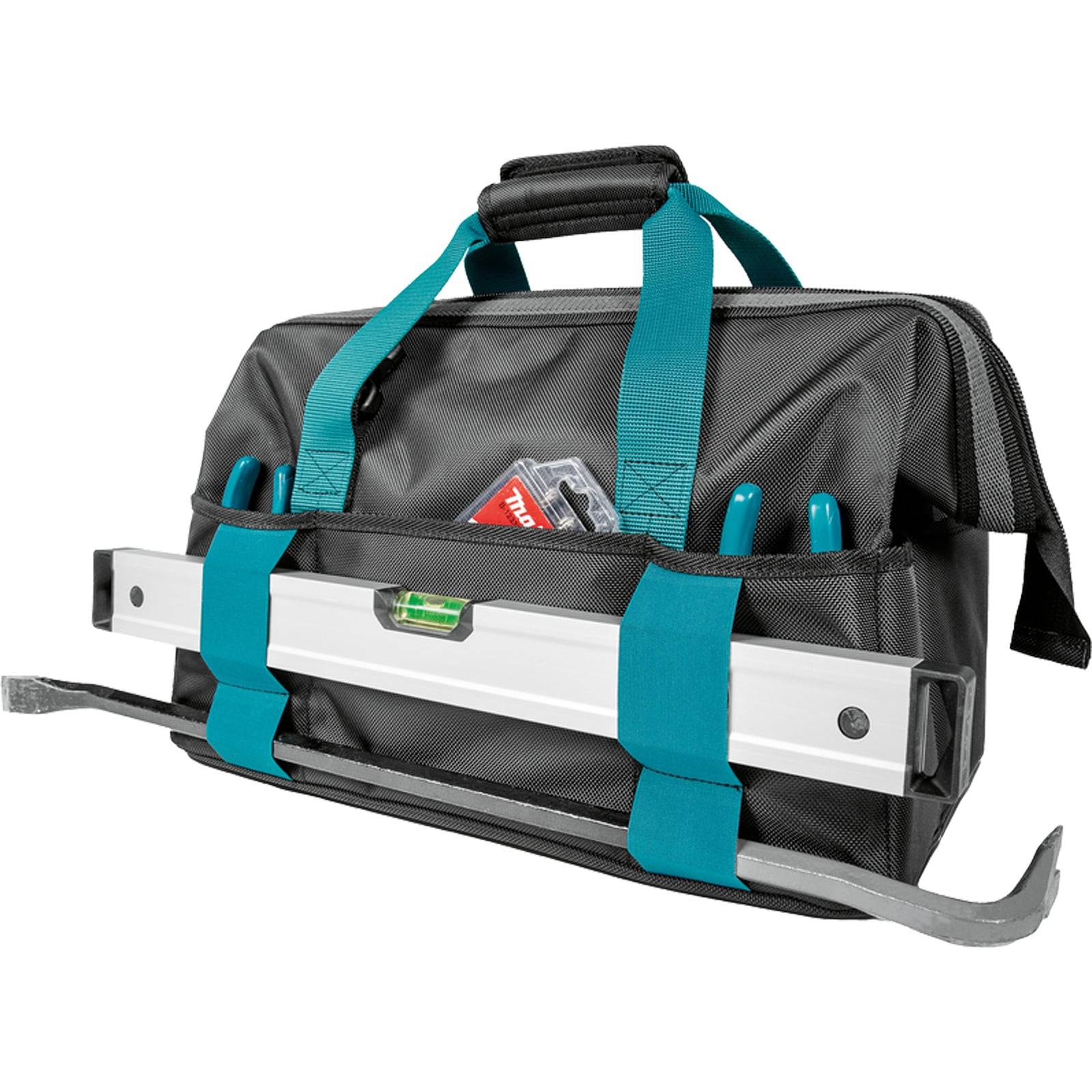 Schwarze Werkzeugtasche mit türkisfarbenen Griffen und Riemen, die eine lange Wasserwaage und andere Werkzeuge gegen einen weißen Hintergrund hält.