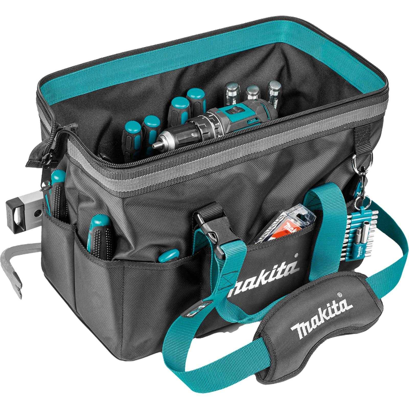 Offene schwarze Makita-Werkzeugtasche mit Türkisakkzenten, gefüllt mit Handwerkzeugen und einer Bohrmaschine, gezeigt mit Schultergurt und Außentaschen.