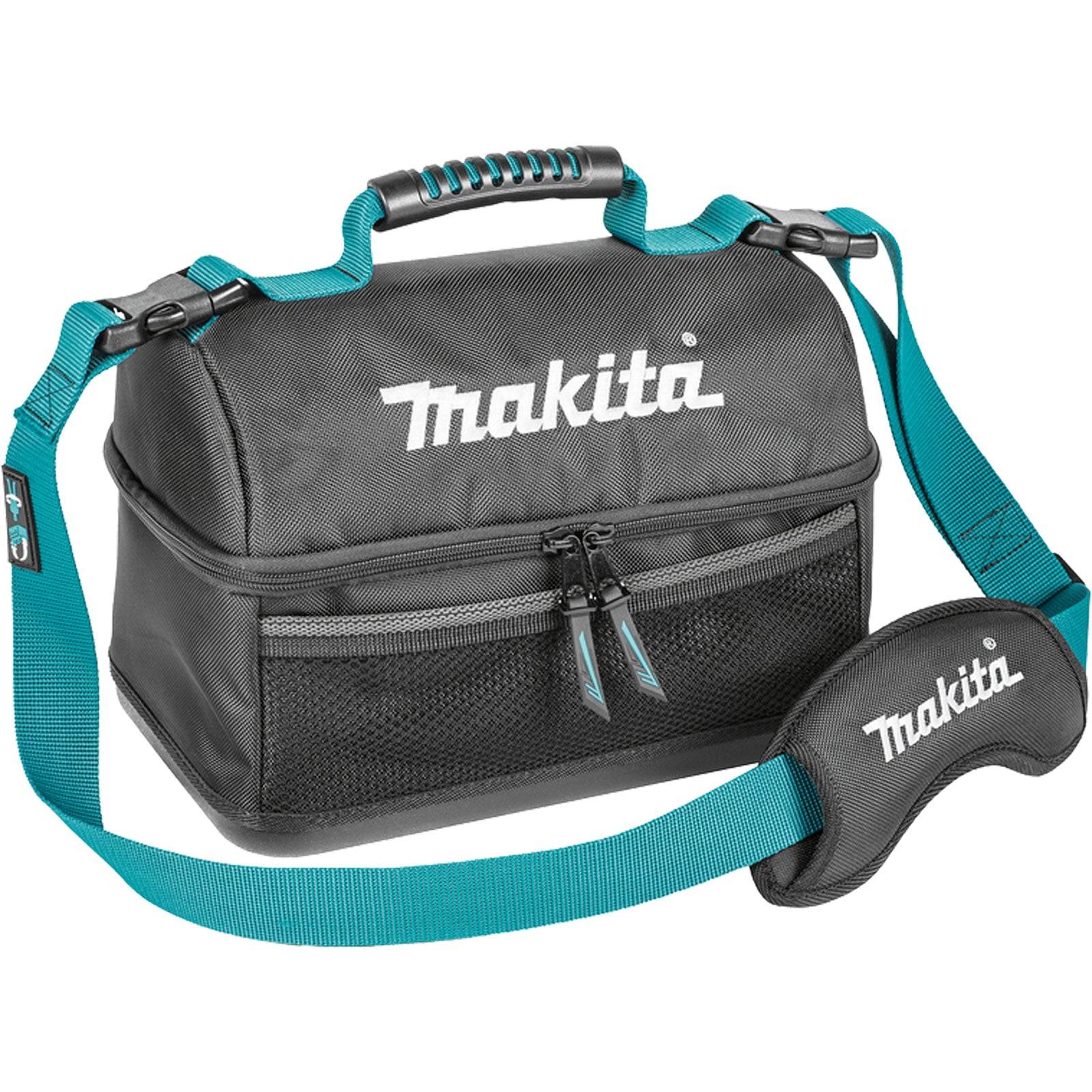 Eine schwarze und blaue Makita Werkzeugtasche verfügt über einen stabilen Griff und einen verstellbaren Schultergurt. Die Tasche hat eine Reißverschlusstasche an der Vorderseite.