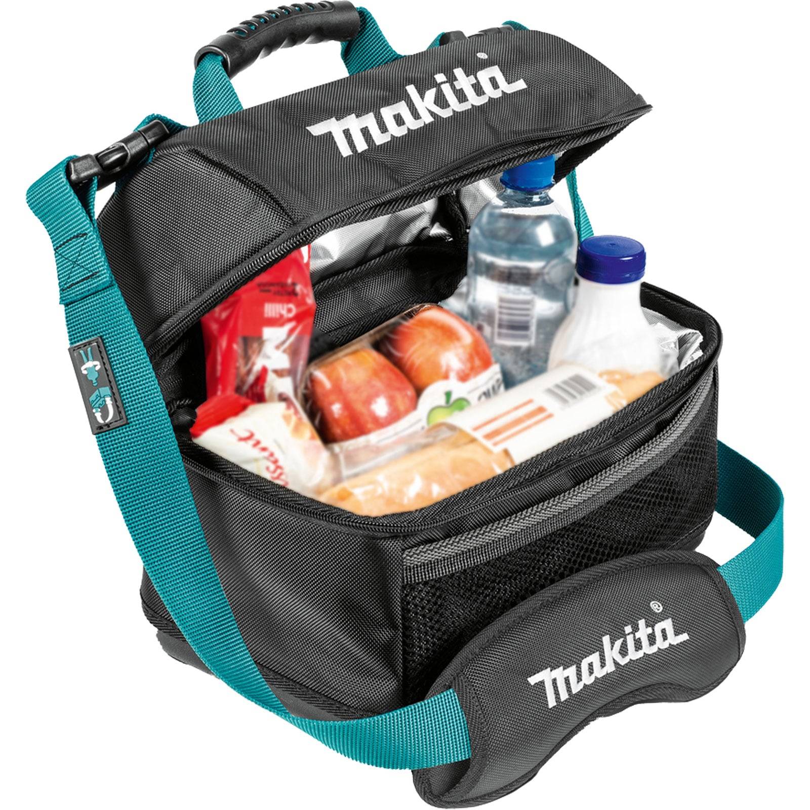 Eine schwarze isolierte Lunch-Tasche mit Makita-Branding ist geöffnet und zeigt Mineralwasserflaschen, Äpfel, Snacks und andere Lebensmittel.