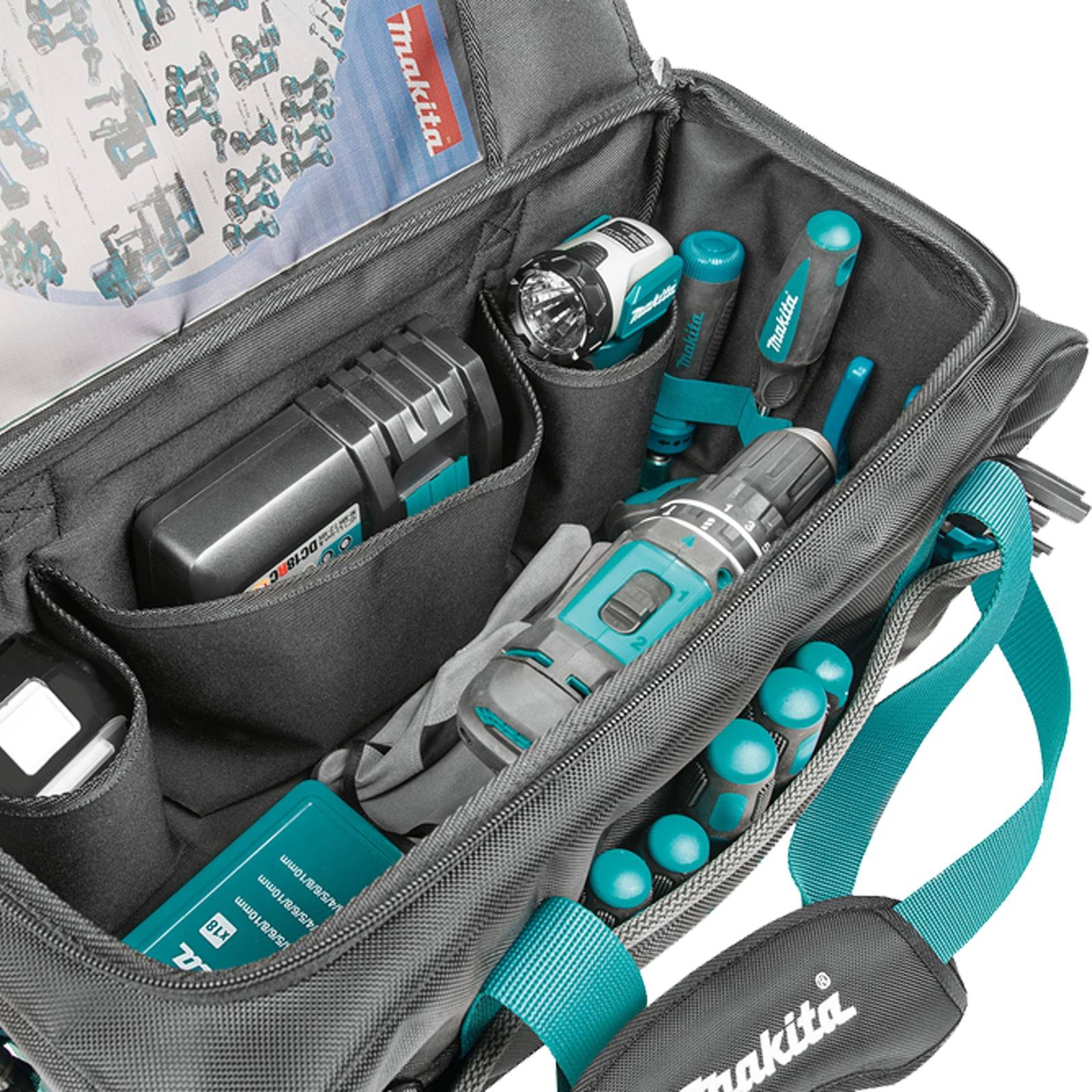Eine offene Werkzeugtasche enthält eine kabellose Bohrmaschine, Akku, Ladegeräte und mehrere Bohrer. Blaue und schwarze Akzente ergänzen das Design.