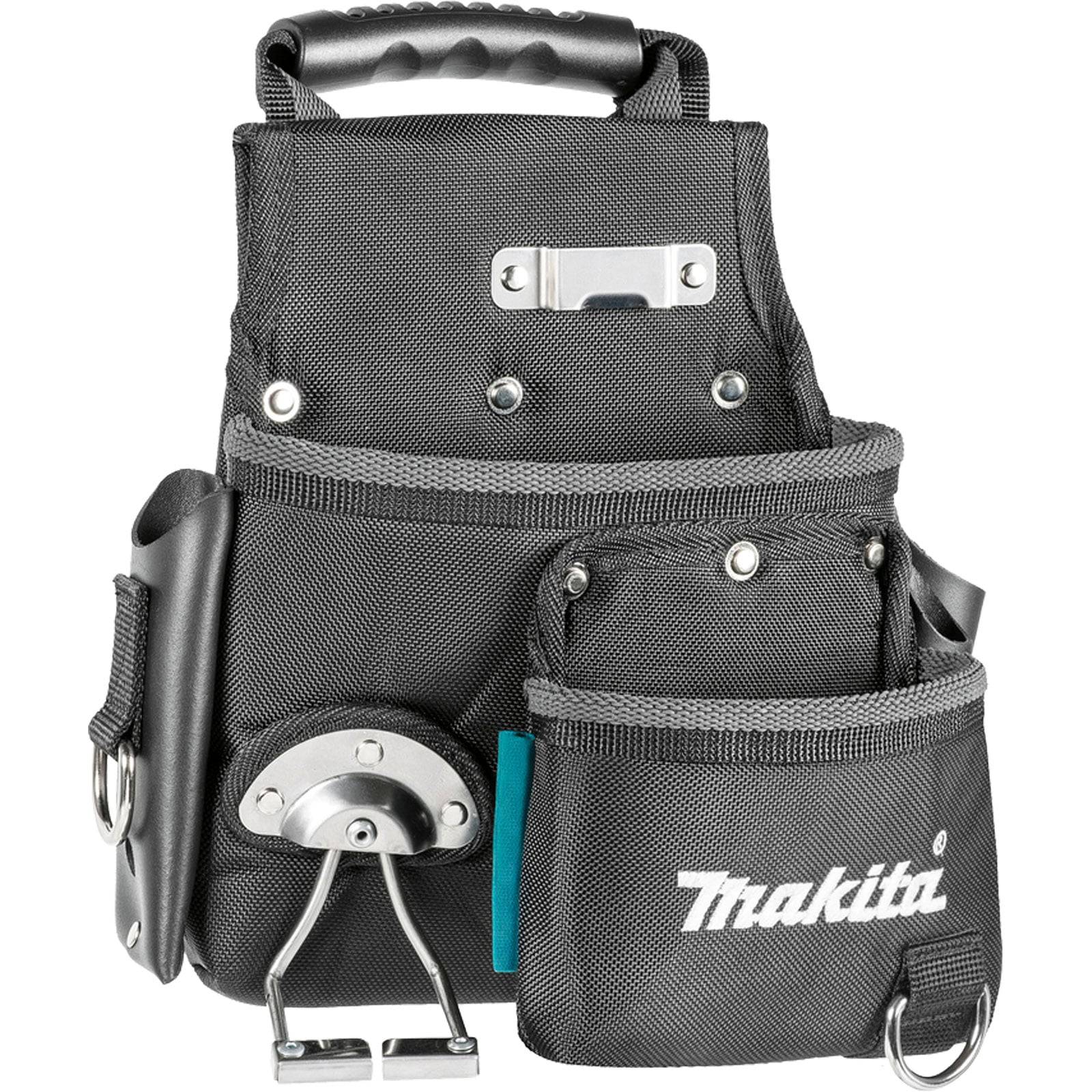 Eine schwarze Makita Werkzeugtasche mit mehreren Taschen und Befestigungsclips, entwickelt zum Tragen von Werkzeugen, präsentiert vor einem schlichten weißen Hintergrund.
