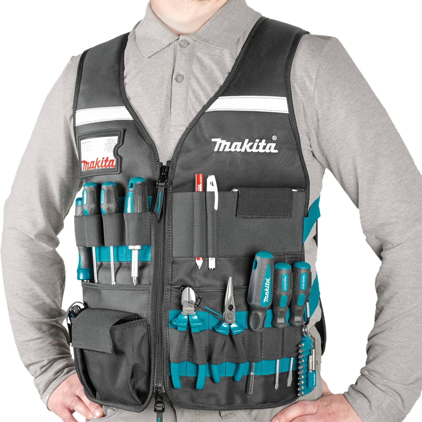 Eine Person trägt ein graues T-Shirt und demonstriert eine Werkzeugtasche, die mit verschiedenen Werkzeugen wie Schraubenziehern, Zangen und Markern gefüllt ist und dabei deren Kapazität und Organisationsfähigkeit veranschaulicht.