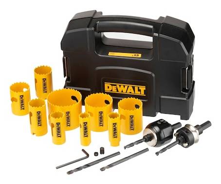 DeWalt-Lochsägen-Set in einem schwarzen Transportkoffer mit gelben Sägeglocken, Bohrern, Dorn und Sechskantschlüsseln auf weißem Hintergrund.