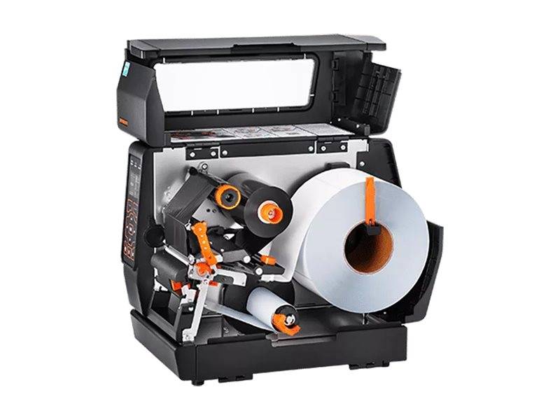 Offener Industrielabeldrucker mit einer großen Rolle Labelstock, die darin eingeladen ist.
