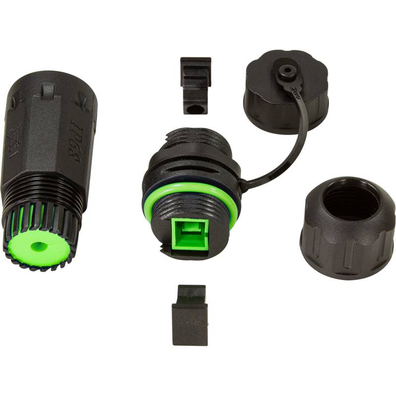 Ein schwarzer und grüner Glasfaserverbinder mit mehreren abtrennbaren Komponenten, einschließlich Schutzkappe und Clip, auf einem weißen Hintergrund.