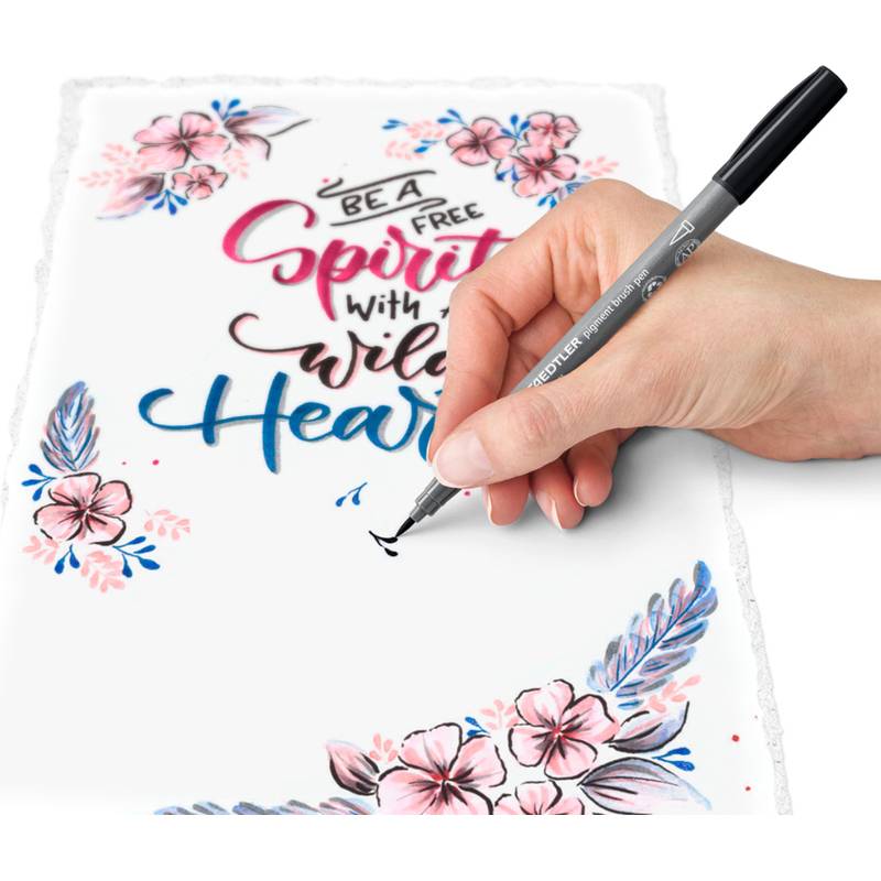 Eine Hand, die einen Stift hält, zeichnet Details in ein Blumen- und Federdesign, das das Zitat 