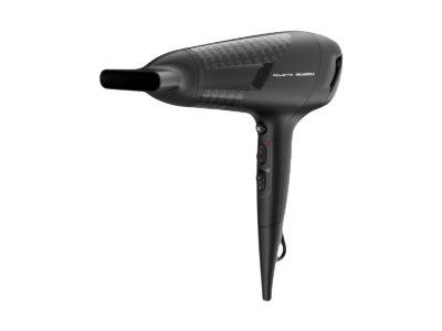 Ein schwarzer Haartrockner mit Aufsatzdüse, ergonomischem Griff und Bedienknöpfen, konzipiert für effizientes Haarstyling.