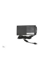 Schwarzer Laptop-Stromadapter mit angeschlossenem Kabel und Stecker auf weißem Hintergrund.