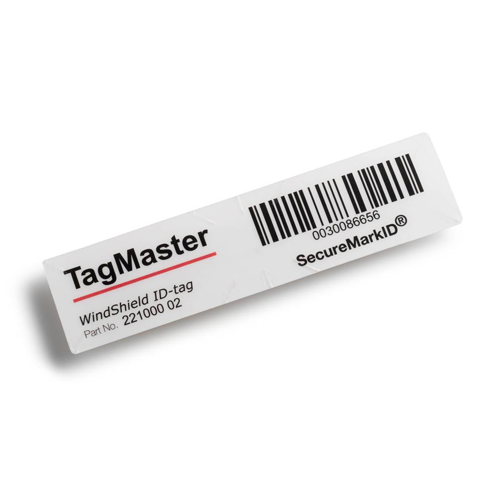 Weiße TagMaster Windschutzscheiben-ID-Marke mit Barcode und SecureMarkID-Etikett, in schräger Ansicht auf einfachem Hintergrund dargestellt.