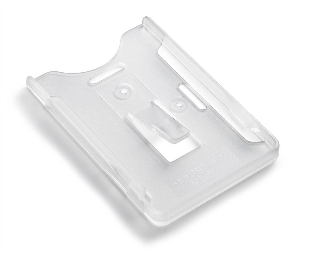 Ein transparenter Ausweishalter aus Kunststoff mit einer Schlaufe zum Befestigen einer Trageband, der entwickelt wurde, um einen Ausweis gut sichtbar und leicht zugänglich zu machen.