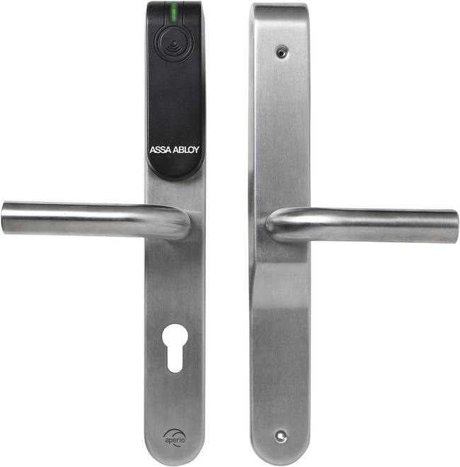 Zwei Edelstahltürgriffe mit einem schwarzen elektronischen ASSA ABLOY-Schloss und Schlüsselloch, Frontansicht auf weißem Hintergrund.