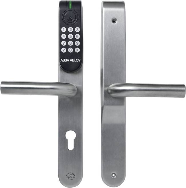 Zwei Edelstahltürklinken mit einem schlüssellosen ASSA ABLOY-Tastaturschloss auf einer Seite, gezeigt auf weißem Hintergrund.