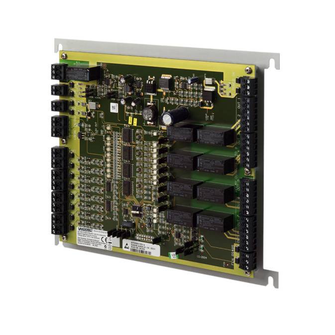 Elektronische Leiterplatte mit mehreren schwarzen Klemmleisten und Komponenten, montiert auf einem Metallpanel mit Eckwinkeln.