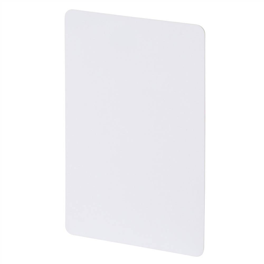 Eine schlichte weiße rechteckige Karte mit abgerundeten Ecken, die vor einem weißen Hintergrund platziert ist.