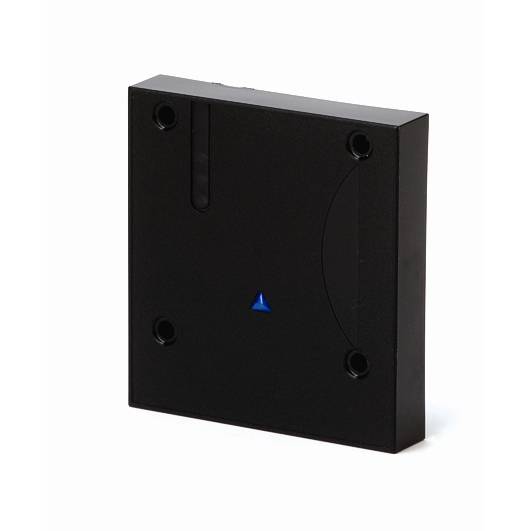 Schwarzes quadratisches elektronisches Gerät oder Abdeckung mit kleinem blauem Indikatorlicht und vier Befestigungslöchern in den Ecken, dargestellt auf weißem Hintergrund.