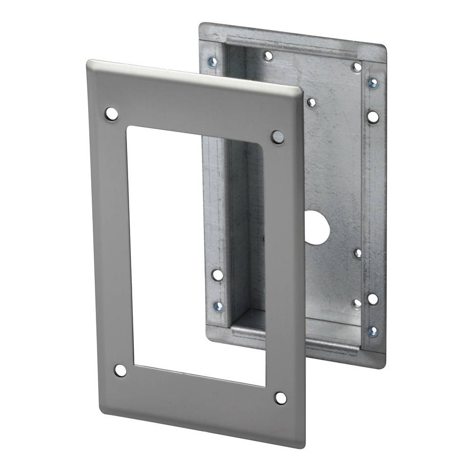Zwei Metall-Wandbefestigungsplatten, ein vorderer Zierrahmen und eine bündige Montagekasten mit Schraubenlöchern zur Installation eines Geräts oder einer Steckdose.