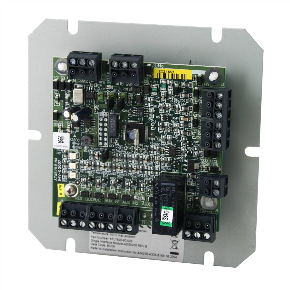 Elektronische Steuerplatine auf einer Metallrückplatte montiert, mit mehreren Schraubklemmen und Steckverbindern zur Verdrahtung.