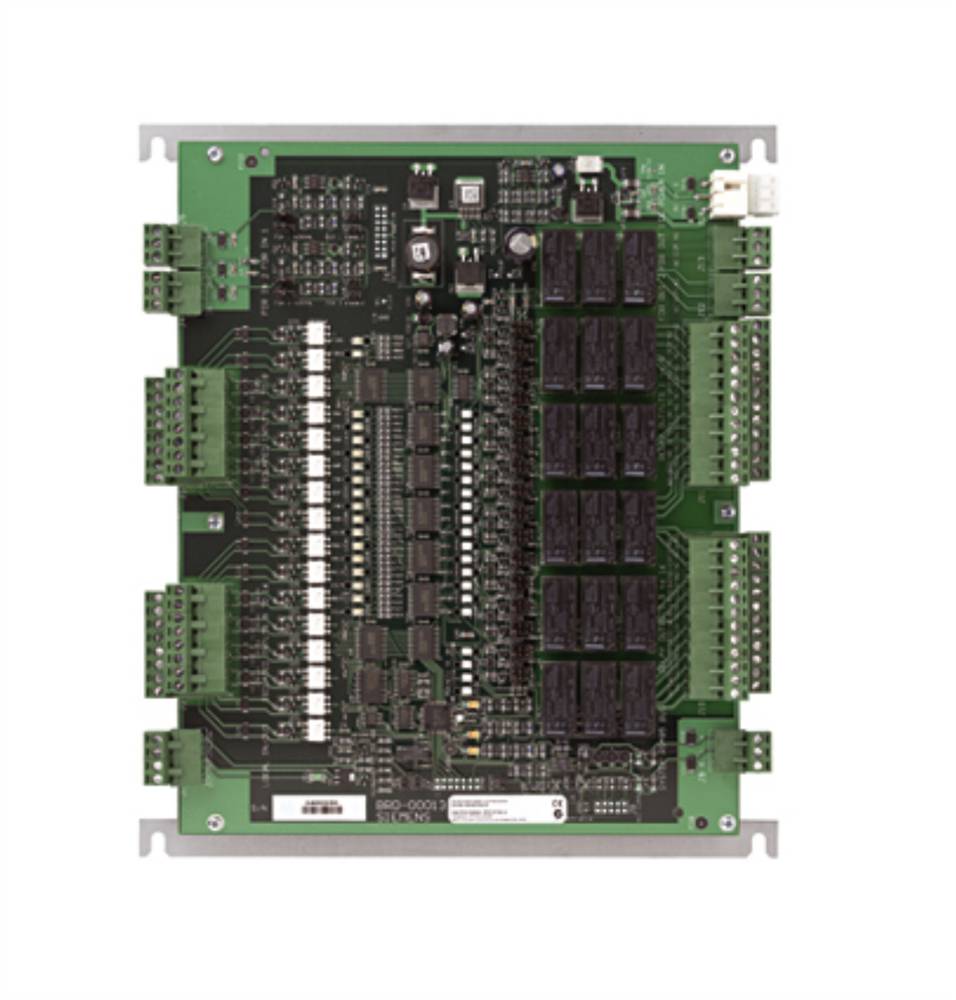 Grüne elektronische Steuerplatine mit mehreren Anschlüssen, Chips und Relais auf weißem Hintergrund montiert.