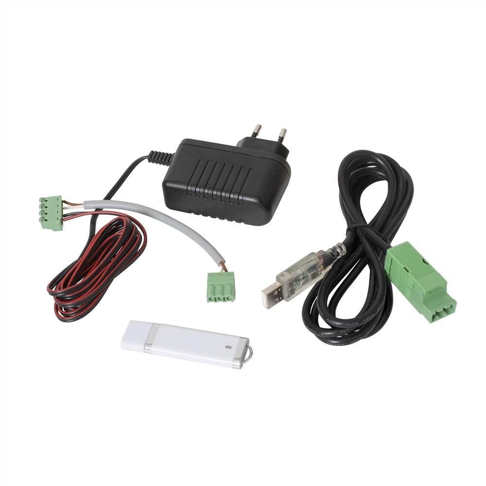 Verschiedene elektronische Stromkabel und Adapter, einschließlich eines Steckernetzteil, eines USB-Kabels und von Verbindungsleitern auf weißem Hintergrund.