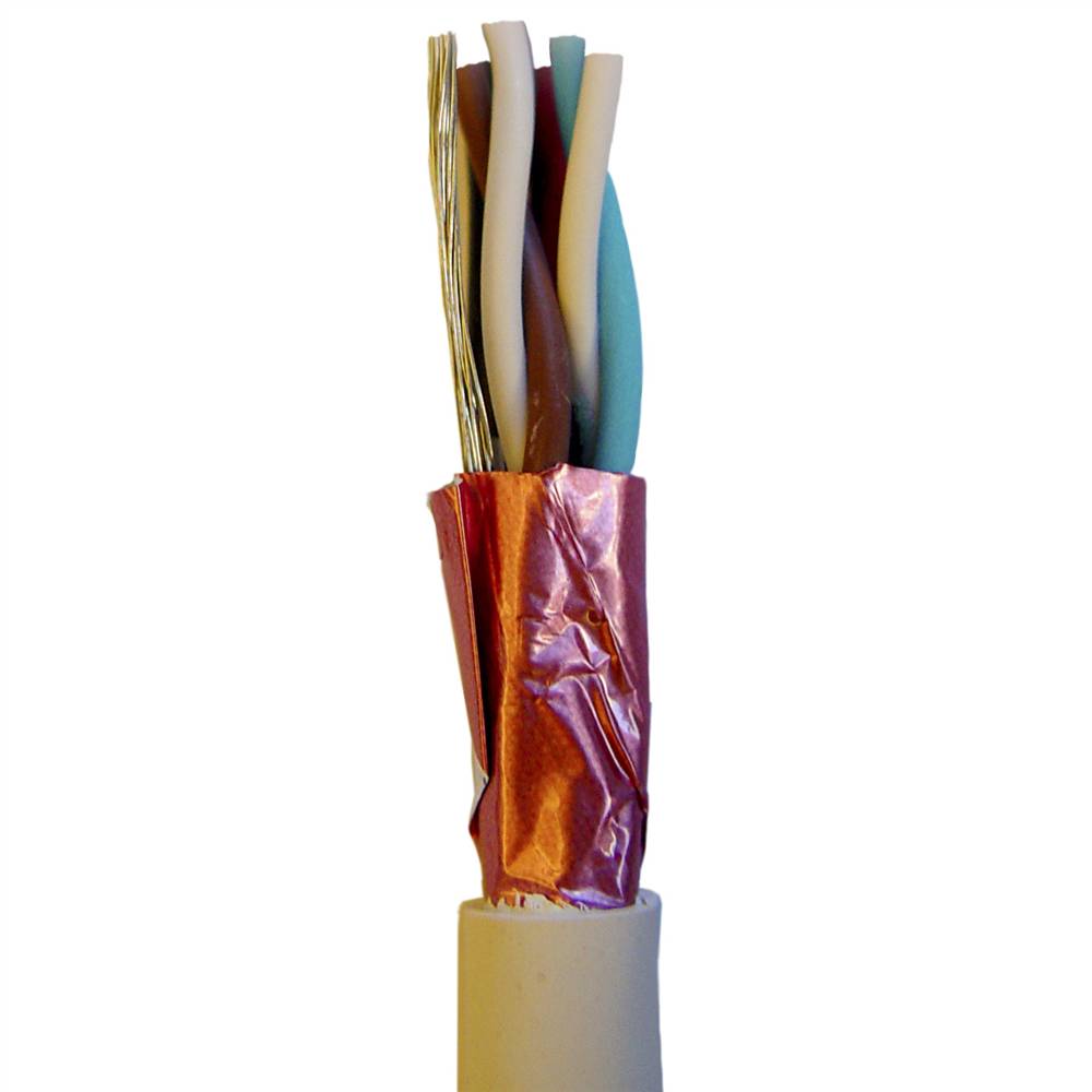 Querschnitt eines Kabels mit mehreren isolierten Drähten, die in metallischer Abschirmung und äußerer Schicht eingewickelt sind