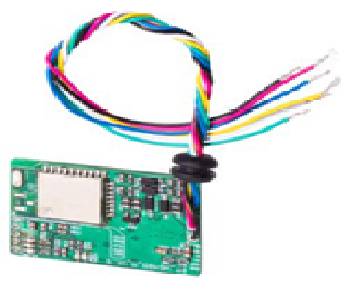 Kleine grüne elektronische Leiterplatte mit einem mehrfarbigen Kabelbaum verbunden, auf weißem Hintergrund gezeigt.