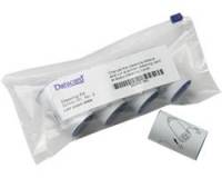 Steril verpacktes medizinisches Instrumentenpaket mit Etikett und Barcode, daneben eine kleine Anleitungskarte.