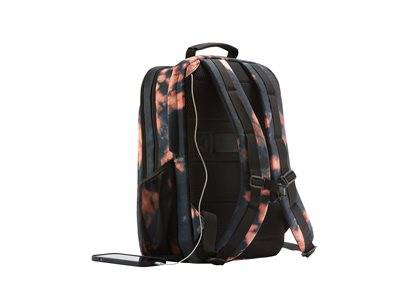 Ein Rucksack mit bunten Trägern und einem integrierten USB-Anschluss, der mit einem Smartphone verbunden ist und auf einem weißen Hintergrund steht.